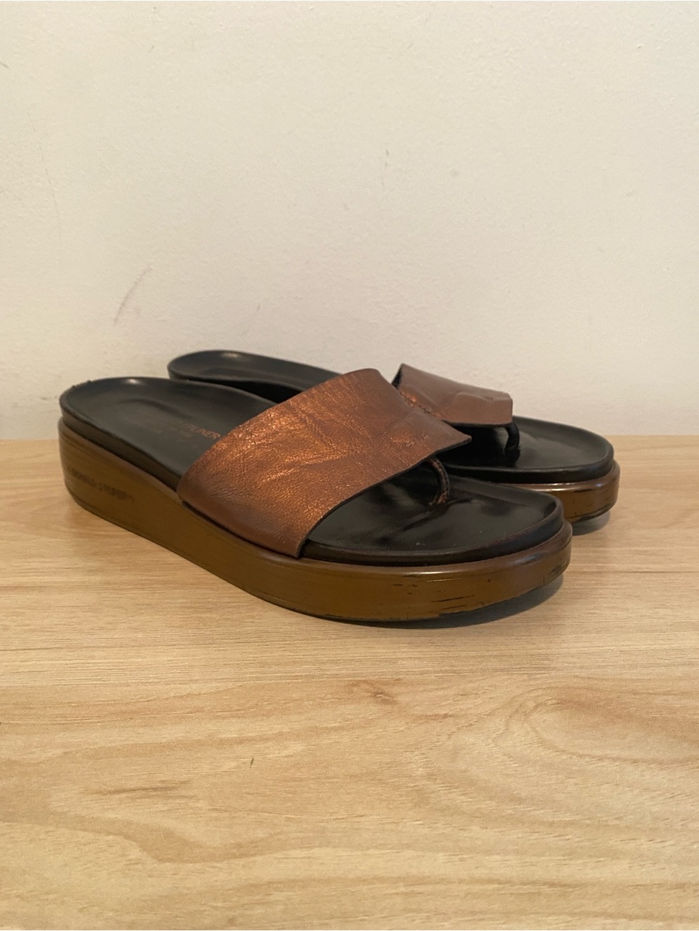 Donald J Pliner FIFI Bronze Leather Platform Thong Sandals 6.5 M Italy